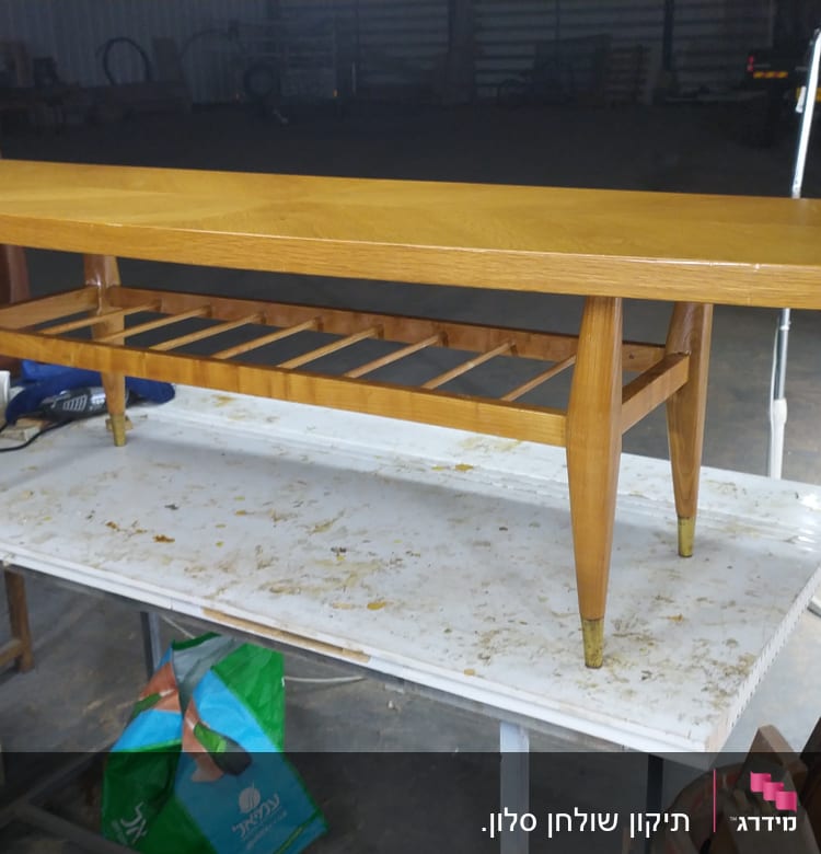 שולחן עץ בעבודת נגרות על שולחן עבודה